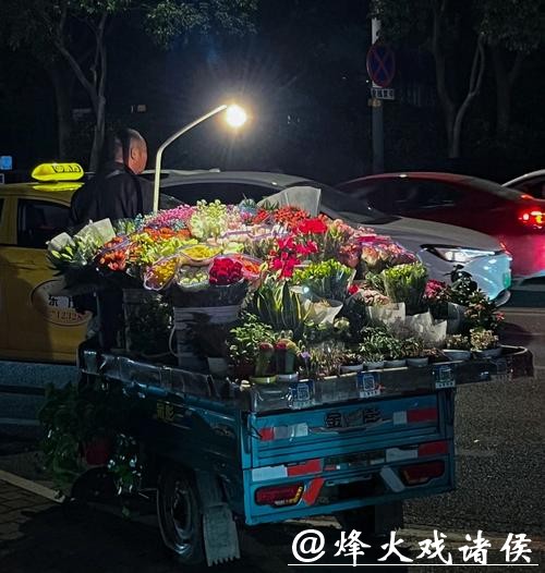 卖花车上看渔村