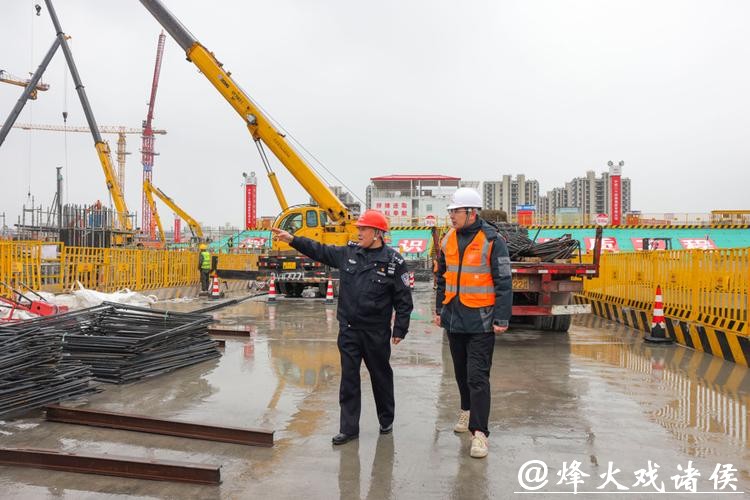 新春走基层｜宝山48万平方米 “超级工地” 不停工，民警春节守岗护平安