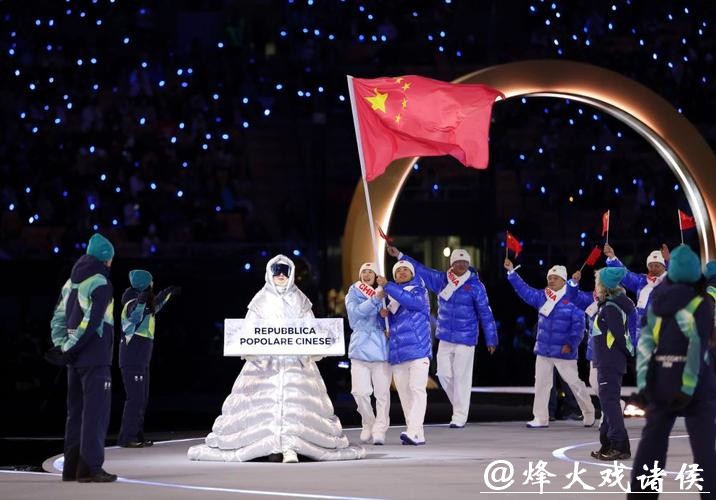 骄傲，中国体育代表团正式入场，286人参赛创历史新高，米兰-科尔蒂纳冬奥会开幕式现场精彩纷呈